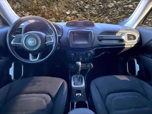 Used 2019 Jeep Renegade Latitude w/ Cold Weather Group image 15