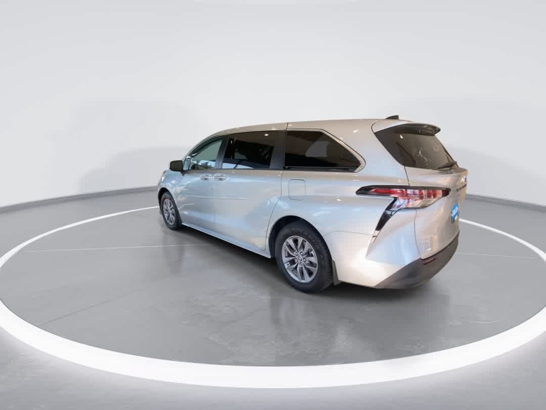 Used 2023 Toyota Sienna LE AWD/4WD image 6