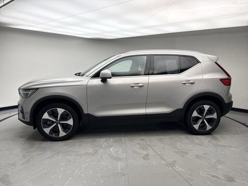 Used 2024 Volvo XC40 B5 Plus image 2