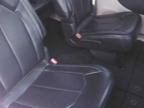 Used 2023 Chrysler Pacifica Touring-L FWD image 5