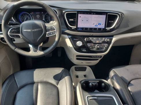 Used 2024 Chrysler Pacifica Touring-L FWD image 23
