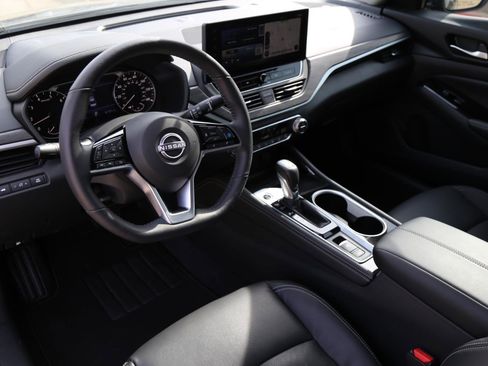 Used 2025 Nissan Altima 2.5 SR w/ SR Premium Package FWD image 5