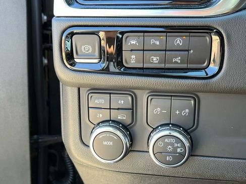 Used 2025 GMC Yukon XL Denali AWD/4WD image 29