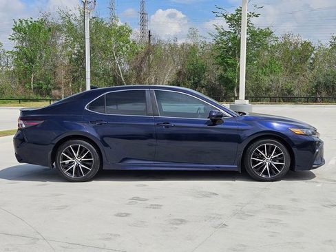 Used 2021 Toyota Camry SE image 4