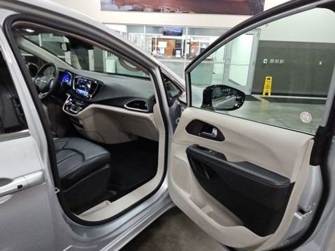 Used 2024 Chrysler Pacifica Touring-L image 41