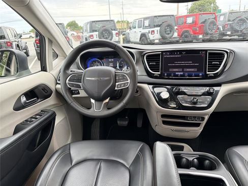 Used 2023 Chrysler Pacifica Touring-L FWD image 23