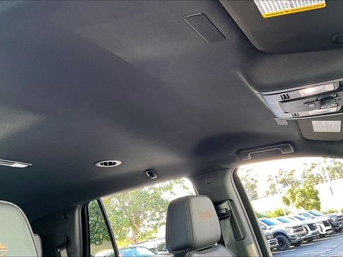 Used 2025 Chevrolet Tahoe High Country AWD/4WD image 13