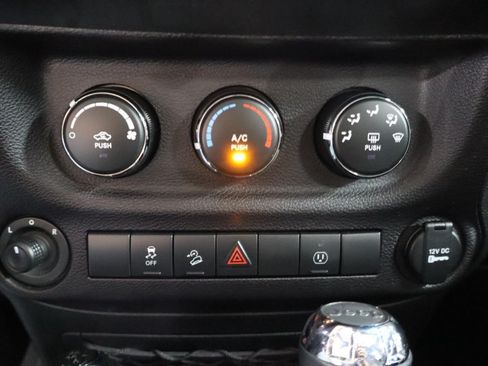Used 2018 Jeep Wrangler Unlimited Sahara w/ Connectivity Group AWD/4WD image 15