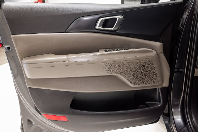 Used 2025 Kia Carnival FWD image 8