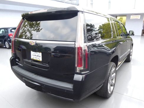 Used 2020 Cadillac Escalade ESV Premium Luxury image 11