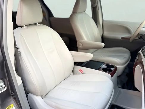 Used 2014 Toyota Sienna XLE image 21