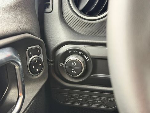 Used 2025 Jeep Gladiator Rubicon AWD/4WD image 18