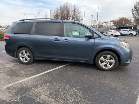 Used 2013 Toyota Sienna LE image 4