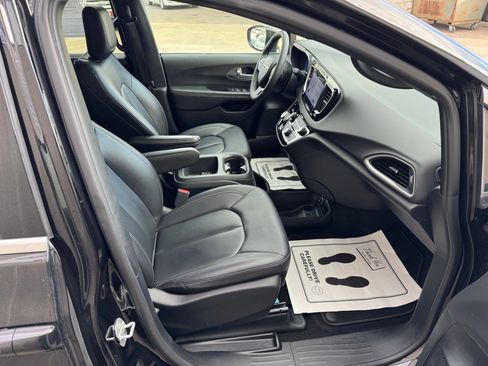 Used 2025 Chrysler Pacifica Select FWD image 24