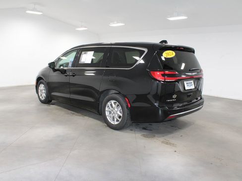 Used 2024 Chrysler Pacifica Touring-L image 7