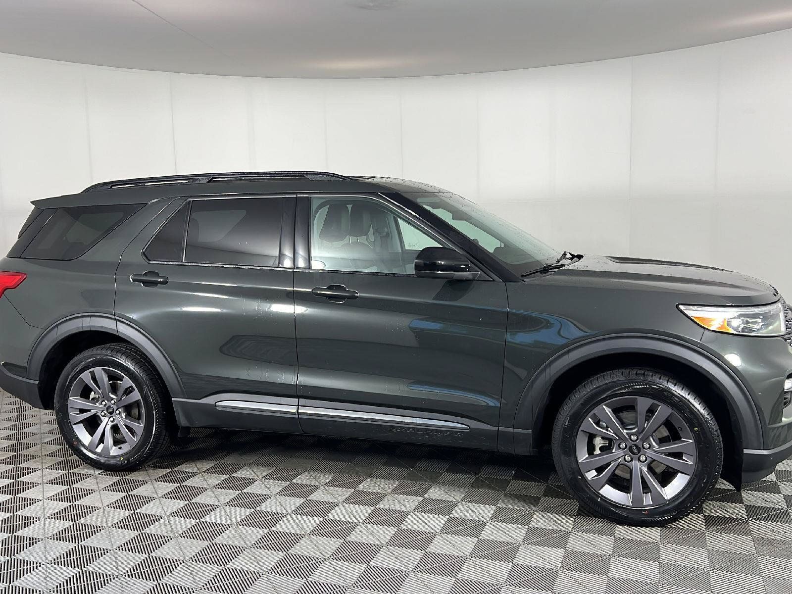 Used 2022 Ford Explorer XLT w/ Equipment Group 202A AWD/4WD image 3