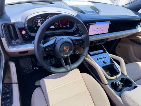Used 2026 Porsche Cayenne AWD/4WD image 4