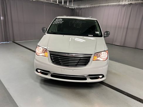 Used 2016 Chrysler Town & Country Touring-L FWD image 2