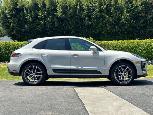 Certified 2025 Porsche Macan AWD/4WD image 9