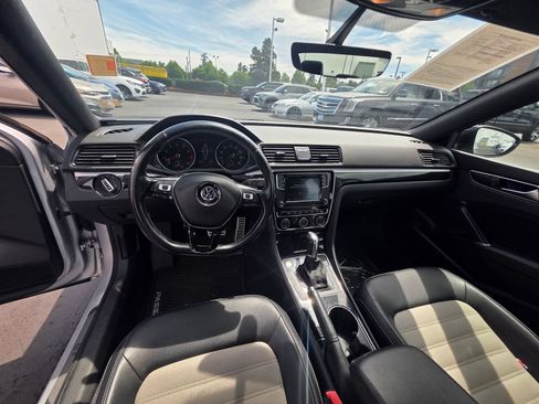 Used 2018 Volkswagen Passat 3.6 FWD image 12