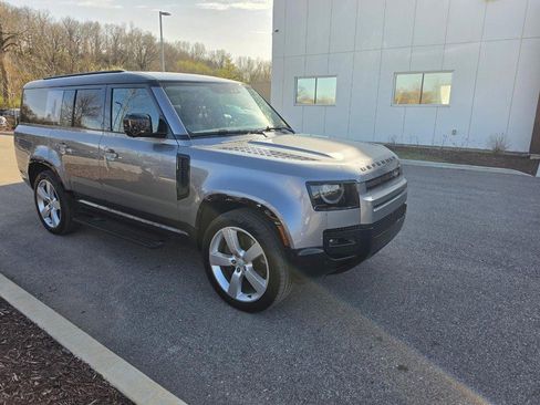 Used 2024 Land Rover Defender 130 X-Dynamic SE image 4