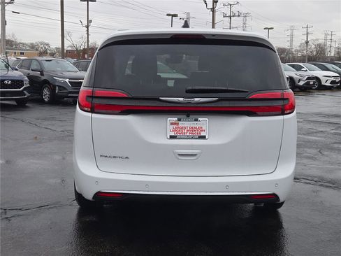 New 2026 Chrysler Pacifica Select image 15