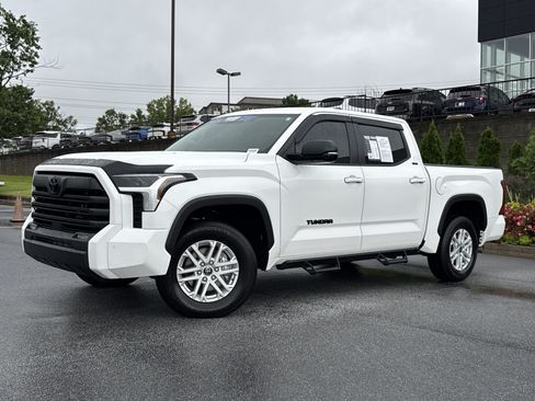 Used 2024 Toyota Tundra SR5 w/ SR5 Premium Package AWD/4WD image 5
