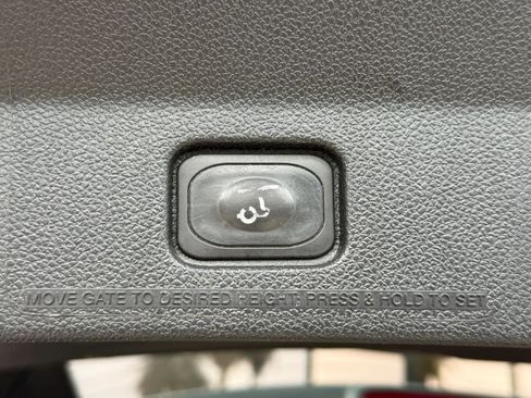 Used 2017 Ford Explorer XLT w/ Equipment Group 202A FWD image 33