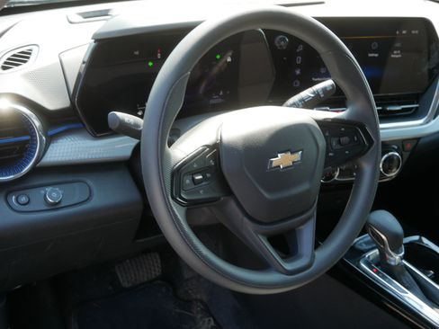 Used 2025 Chevrolet Trax LT FWD image 18