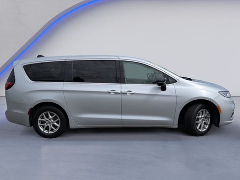 Used 2024 Chrysler Pacifica Touring-L FWD image 3