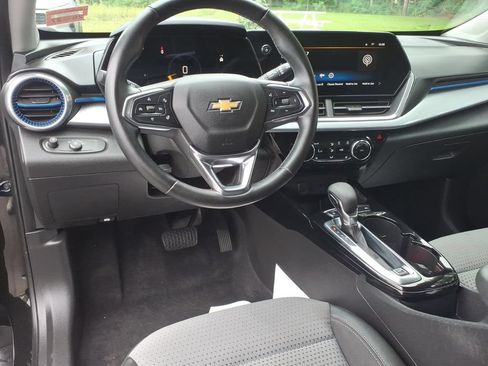 Used 2024 Chevrolet Trax LT w/ LT Convenience Package FWD image 14