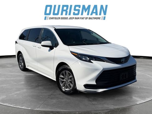 Used 2024 Toyota Sienna LE image 1