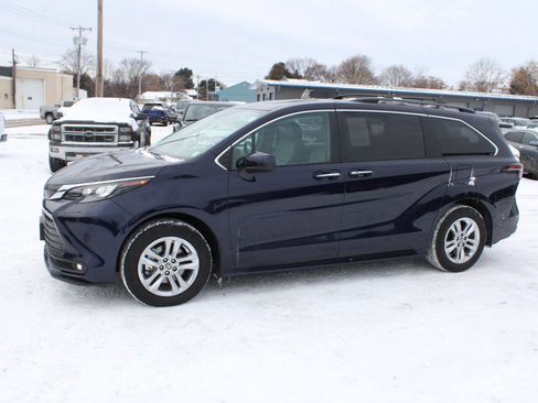 Used 2025 Toyota Sienna XLE image 5
