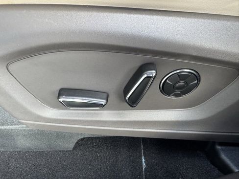 Used 2020 Ford Explorer Platinum w/ Premium Technology Package image 22