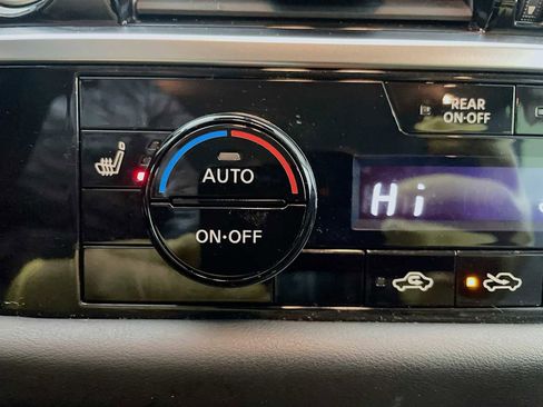 Used 2022 Nissan Pathfinder SV image 17