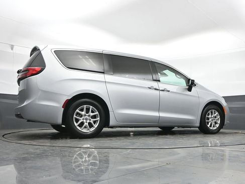 Used 2024 Chrysler Pacifica Touring-L FWD image 40