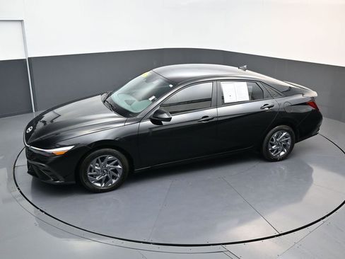 Certified 2024 Hyundai Elantra SEL image 18