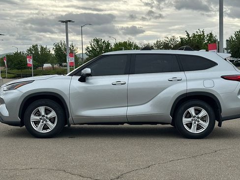 Used 2021 Toyota Highlander LE image 7
