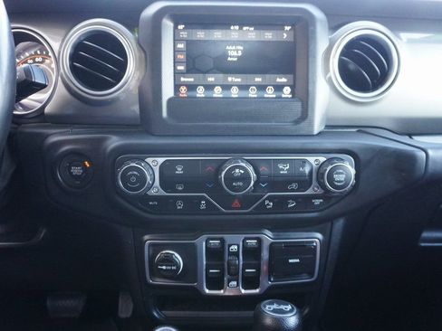 Used 2018 Jeep Wrangler Unlimited Sahara image 13