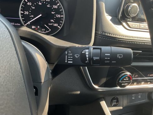 Used 2025 Nissan Rogue SV FWD image 40