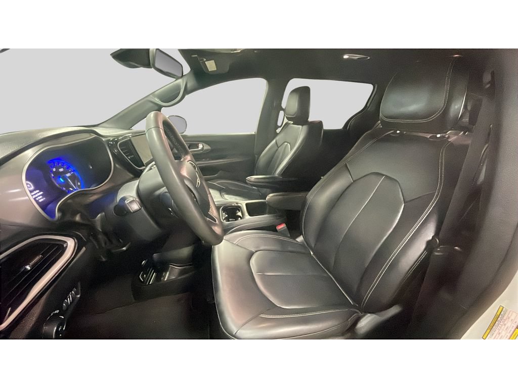 Used 2025 Chrysler Pacifica Select FWD image 13
