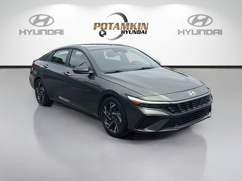 Certified 2025 Hyundai Elantra Sport FWD image 3