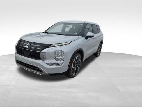 Used 2024 Mitsubishi Outlander SE image 1