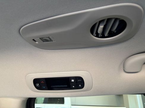 Used 2024 Chrysler Pacifica Touring-L FWD image 32