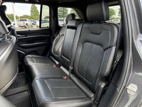 Used 2023 Jeep Grand Cherokee Overland w/ Luxury Tech Group IV AWD/4WD image 30