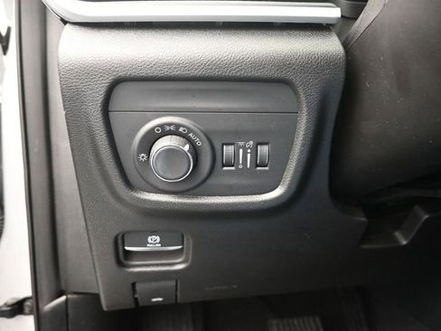 Used 2025 Jeep Grand Cherokee Laredo AWD/4WD image 33