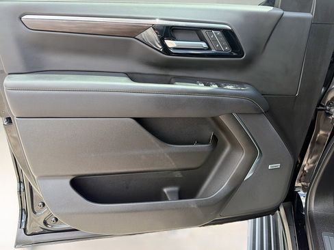 Used 2025 Chevrolet Tahoe Premier AWD/4WD image 24