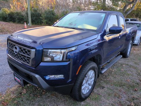 Certified 2022 Nissan Frontier SV image 3