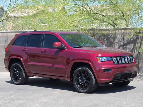 Used 2019 Jeep Grand Cherokee Altitude AWD/4WD image 3