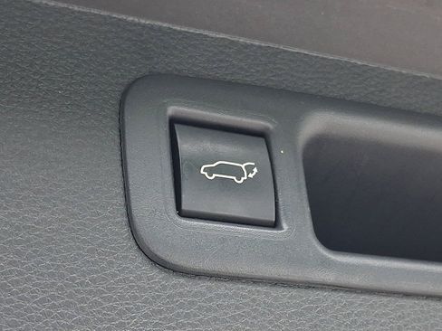 Used 2024 Toyota Highlander LE AWD/4WD image 32